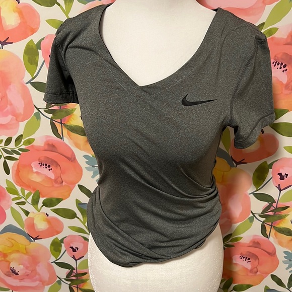 Nike Pro workout shirt - Picture 1 of 3